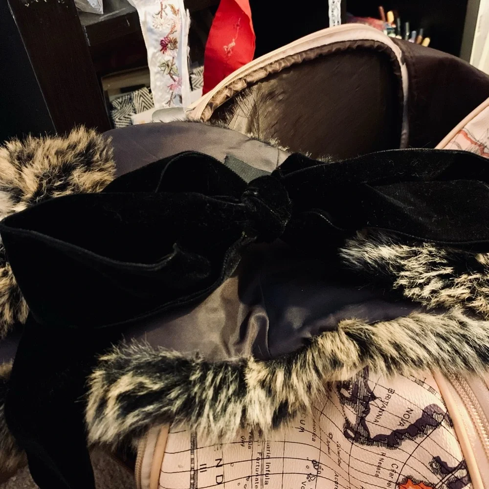 🖤CUE Faux Fur Collar with Black Velvet Bow Tie🖤